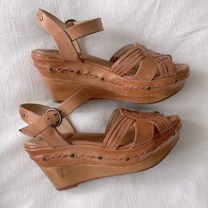 Frye wedge sandals - camel tan leather - 6 - boho 70s